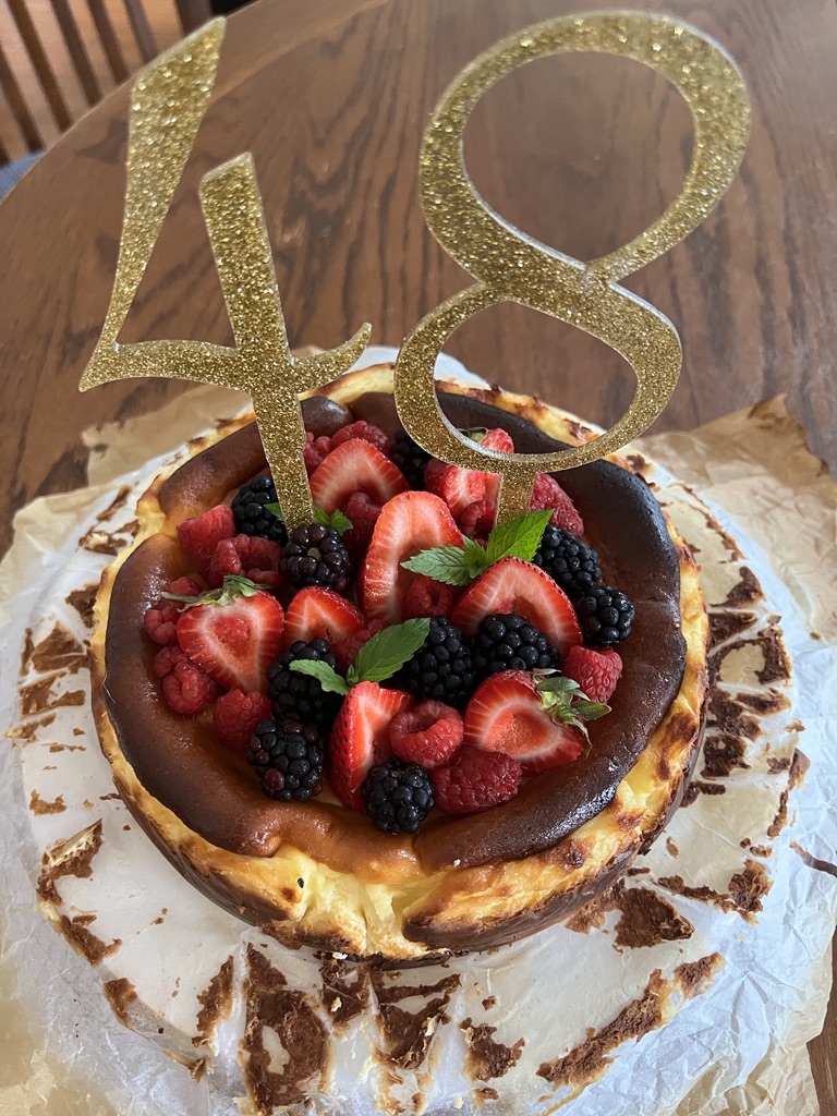Basque cheesecake with fruit